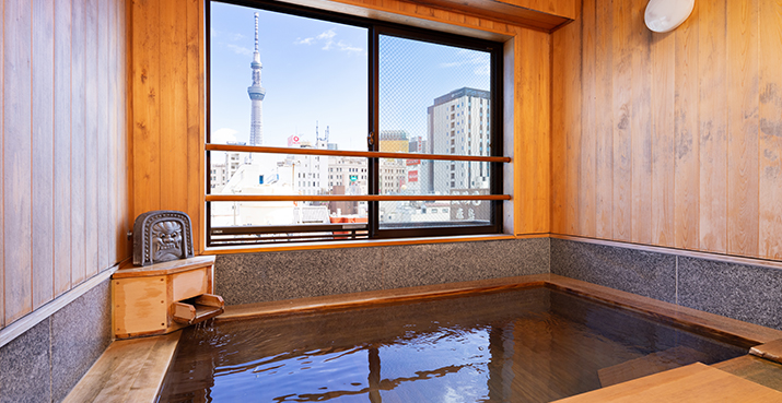 昼間の大きな展望風呂