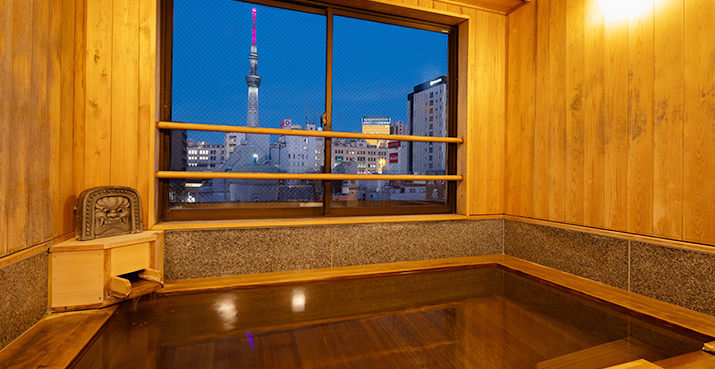 夜の大きな展望風呂の画像