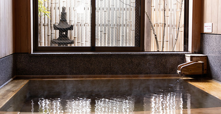 昼間の大きな展望風呂