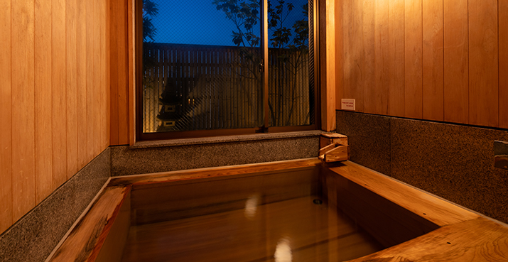 夜の大きな展望風呂の画像